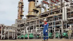 Dengan menghasilkan produk Bahan Bakar Minyak (BBM) meliputi biosolar, pertalite, dexlite, avtur, dan MFO Low Sulphur. PT Kilang Pertamina Internasional (KPI) unit Plaju memiliki peran penting dalam pemenuhan energi domestik, khususnya di wilayah Sumatera Bagian Selatan. (Liputan6.com/Herman Zakharia)