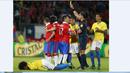 Wasit Ecuador Roddy Zambrano memberikan kartu kuning kepada pemain Chile Marcelo Diaz (kiri) pada laga kualifikasi Piala Dunia 2018 di Santiago, Chile, Kamis (08/10/2015). Chile menang 2-0. (AFP Photo/Claudio Reyes)