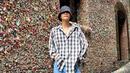 Tampilan Jeonghan SEVENTEEN semakin fashionable ketika memadukannya dengan ripped jeans dan bucket hat. (FOTO: instagram.com/jeonghaniyoo_n/)