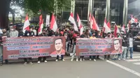 Komunitas Anti Korupsi melakukan unjuk rasa di depan Gedung Komisi Pemberantasan Korupsi (KPK), Kuningan, Jakarta Selatan, Senin (5/8/2024).&nbsp;Para demonstran mendesak agar lembaga antirasuah itu mengusut dugaan korupsi monopoli bisnis di lingkungan lembaga permasyarakatan alias lapas yang melibatkan anak dari Menteri Hukum Ham (Menkumham) yakni Yamitema Laoly. (Liputan6.com/Nanda Perdana Putra)