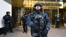 Personel NYPD berdiri di depan Trump Tower, New York, Kamis (10/11). Seiring dengan munculnya gelombang unjuk rasa anti Trump, markas Presiden terpilih AS itu kini dijaga ketat oleh sejumlah personel Departemen Kepolisian New York. (TIMOTHY A. CLARY/AFP)