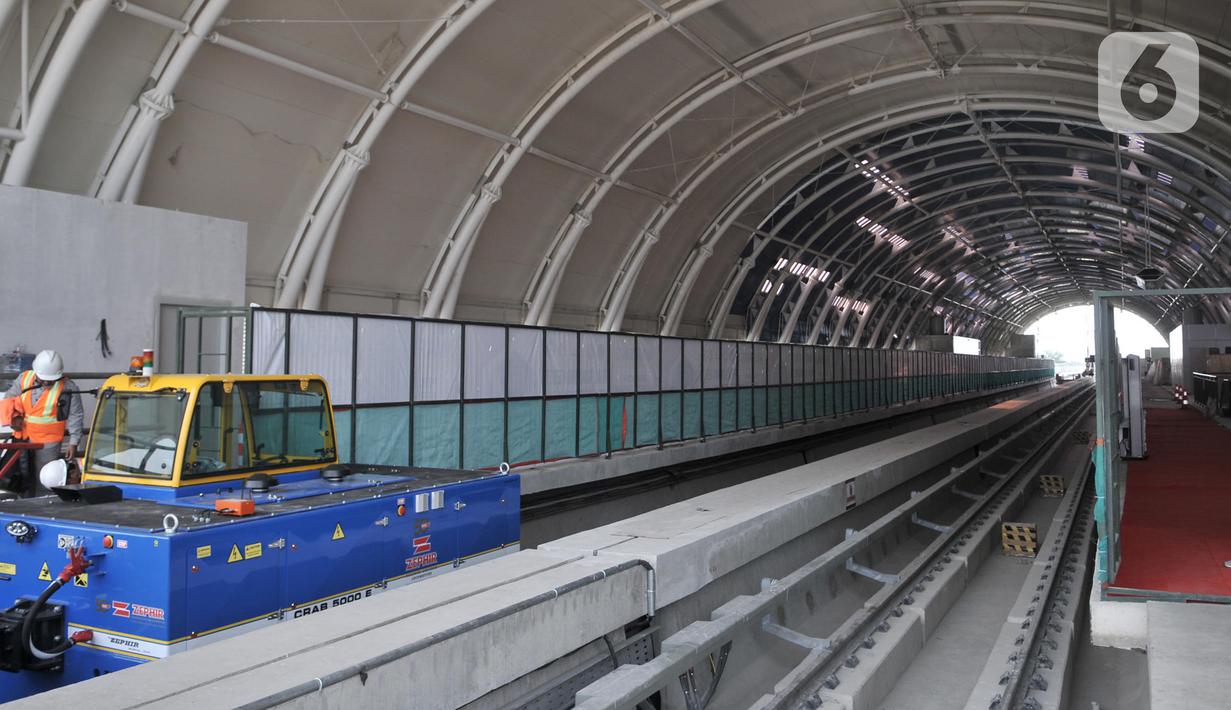 Aktivitas pekerja di Stasiun Light Rail Transit (LRT) Cibubur, Harjamukti, Depok, Minggu (13/10/2019). Progres pembangunan Stasiun LRT Cibubur baru mencapai 60 persen dan ditargetkan rampung serta diuji coba pada November 2019. (merdeka.com/Iqbal S. Nugroho)