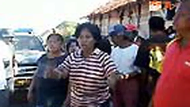 Sekelompok orang tak dikenal mendatangi posko warga yang menolak pembongkaran lapak dan tempat ritual di Pantai Parangtritis, Bantul, Yogyakarta. Mereka lalu merusak spanduk yang terpasang di posko.