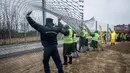 Narapidana mulai memasang pagar kedua di perbatasan Hungaria - Serbia, dekat Kelebia, 1 Maret 2017. Pagar perbatasan itu dilengkapi alat kejut listrik, sensor panas, kamera dan pengeras suara untuk mengusir para imigran. (Sandor Ujvari/MTI via AP)