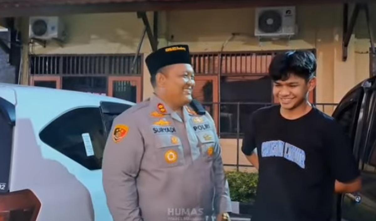 Mendapat pesan dari sang Kapolres, David sesekali mengangguk. Tak berselang lama, keduanya tertawa usai mendengar pesan dari sang Kapolres.&nbsp;