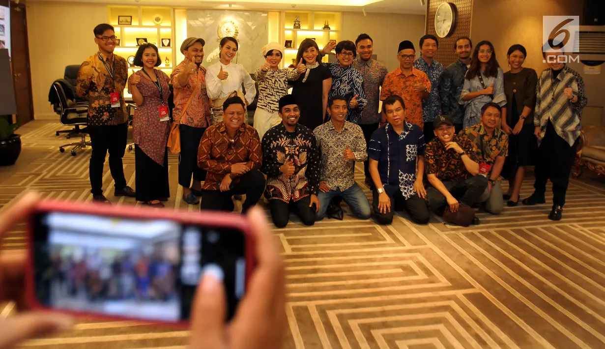 Musikus berfoto bersama seusai menemui Ketua DPR Bambang Soesatyo di Kompleks Parlemen, Senayan, Jakarta, Senin (28/1). Pertemuan membahas hasil kajian RUU Permusikan yang dilakukan bersama Koalisi Seni Indonesia dan KAMI. (Liputan6.com/Johan Tallo)