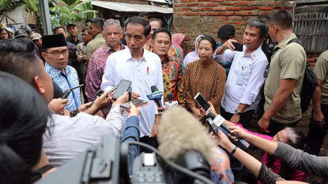 Presiden Serahkan Sertifikat Sambungan Listrik Gratis Kepada Warga di Muara Gembong