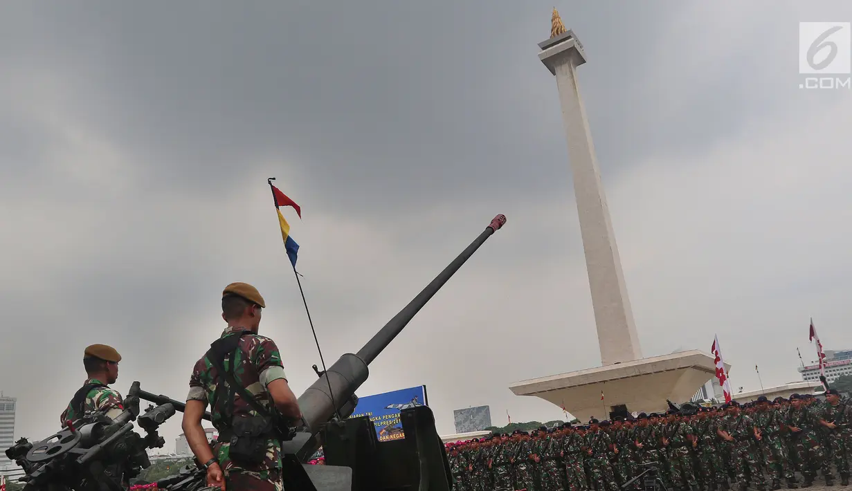 Pasukan Gabungan TNI-Polri mengikuti Apel Kesiapan Natal, Tahun Baru 2019 serta menjelang Pemilu legislasi dan Presiden 2019 di Monas, Jakarta, Jumat (30/11). Apel  diikuti 50.000 personel dari AD, AL, AU dan Polri. (Liputan6.com/Johan Tallo)