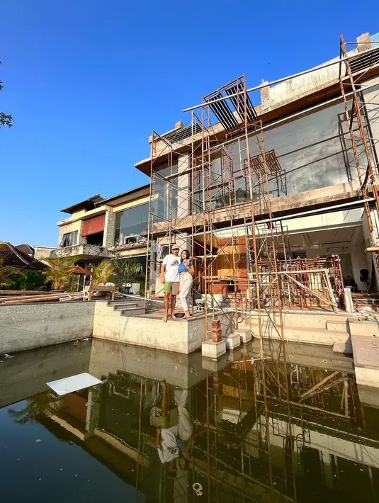 Sepertinya rumah mereka akan memiliki kolam renang yang saat ini masih dibangun. (Foto: Instagram/ inijedar)