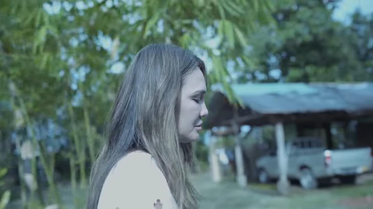 5 Potret Halaman Rumah Desa Maya Ibu Luna Maya di Bali, Seluas Lapangan Sepakbola & Garasi Sederhana dari Kayu
