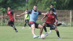 Bek senior Timnas Indonesia Jordi Amat resmi menjadi pemain Persija Jakarta. Sebelumnya, Amat bermain di Malaysia bersama Johor Darul Ta'zim. (Bola.com/M Iqbal Ichsan)