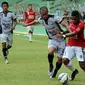 Bek Sriwijaya FC, Supardi (kedua kanan) berebut bola dengan Yabes Roni M (Bail United) saat laga perebutan tempat ketiga Piala Bhayangkara 2016 di Stadion GBK Jakarta, Minggu (3/4/2016). Sriwijaya unggul 2-0. (Liputan6.com/Helmi Fithriansyah)