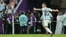Argentina pun memastkan kemenangan 4-3 melalui adu penalti usai penendang kelima, Lautaro Martinez mampu menjebol gawang Andries Noppert. (AP/Ebrahim Noroozi)
