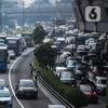 Sejumlah kendaraan terjebak kemacetan di Jalan Gatot Subroto, Jakarta, Rabu (31/8/2022). Syafrin menyebut saat ini pihaknya tengah mempersiapkan uji publik pengaturan jam kerja. Hasil uji publik itu, kata Syafrin, akan disampaikan ke Gubernur DKI Anies Baswedan untuk ditelaah lebih lanjut. (Liputan6.com/Faizal Fanani)