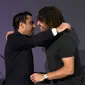 Xavi Hernandez (kiri) berpelukan hangat dengan Carles Puyol (LLUIS GENE / AFP)