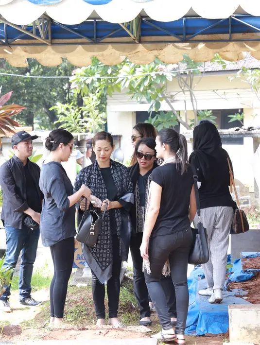 Kedekatannya sebagai anak bungsu hingga sekarang. Bahkan saat suami Indah pergi ke luar negeri, Indah selalu tidur bareng mamanya. Ia senang menjelang Rose menghembuskan nafas terakhirnya, ada disampingnya. (Galih W. Satria/Bintang.com)