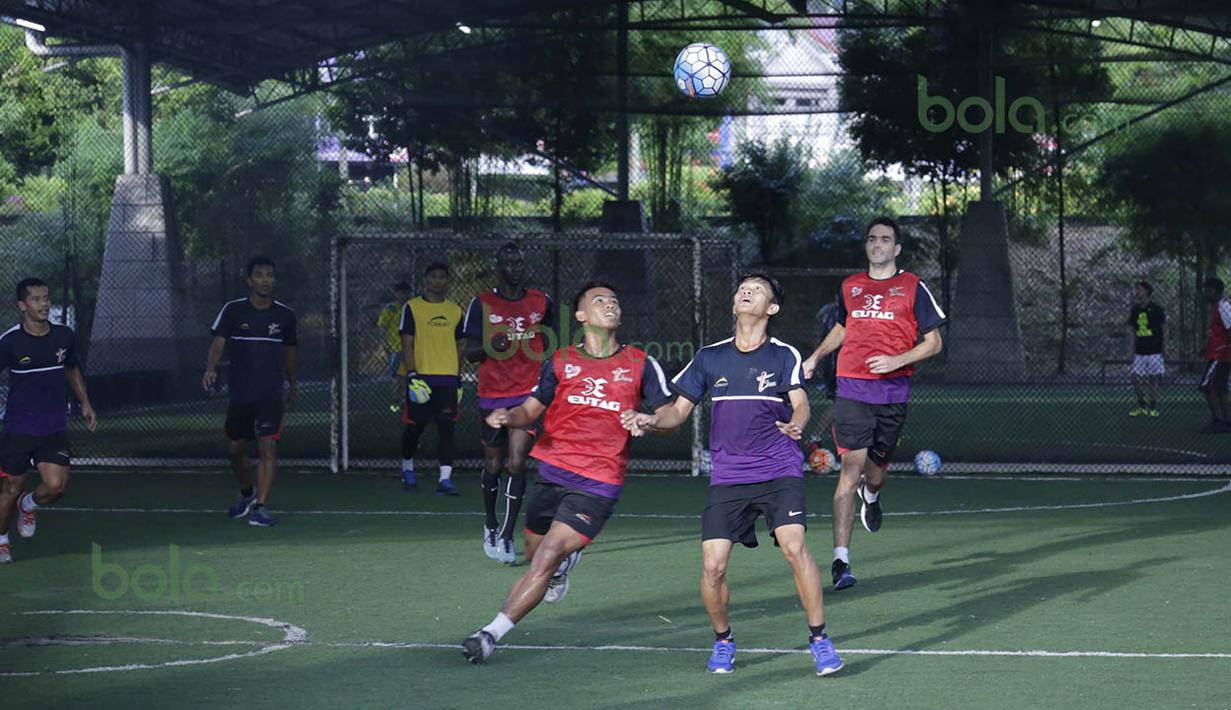 Para pemain T-Team berlatih di Lapangan Futsal Extreme Park Ipoh, Perak, Malaysia, Jumat (29/01/2016). Latihan diadakan di lapangan futsal karena stadion tergenang air. (Bola.com/Nicklas Hanoatubun)