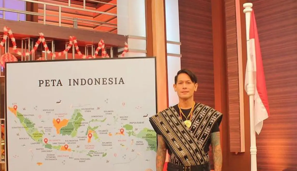 Chef Juna juga tak ingin ketinggalan memperingati hari kemerdekaan RI saat menjadi juri Master Chef Junior. Di momen itu, ia tampil gagah berbalut baju adat khas Nusa Tenggara Timur (NTT). (Instagram/junarorimpandeyofficial)