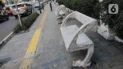 Bangku-bangku taman terpasang di trotoar kawasan Jalan Cikini Raya, Jakarta, Minggu (8/12/2019). Sebagai bagian dari proyek revitalisasi, kini sepanjang trotoar Cikini Raya mulai terpasang bangku-bangku taman. (Liputan6.com/Helmi Fithriansyah)