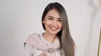 8 Model Rambut Wanita Panjang Lurus Poni Samping yang Elegan, Favorit Wanita Modern 2025