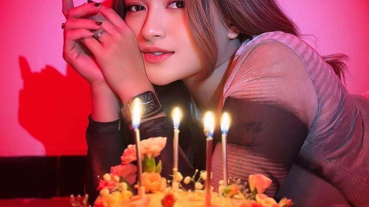 Pose dengan  Kue Ulang Tahun