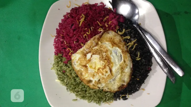 Kuliner Malam Jumat: Uniknya Nasi Goreng Warna-warni Kreasi Thole Kitchen