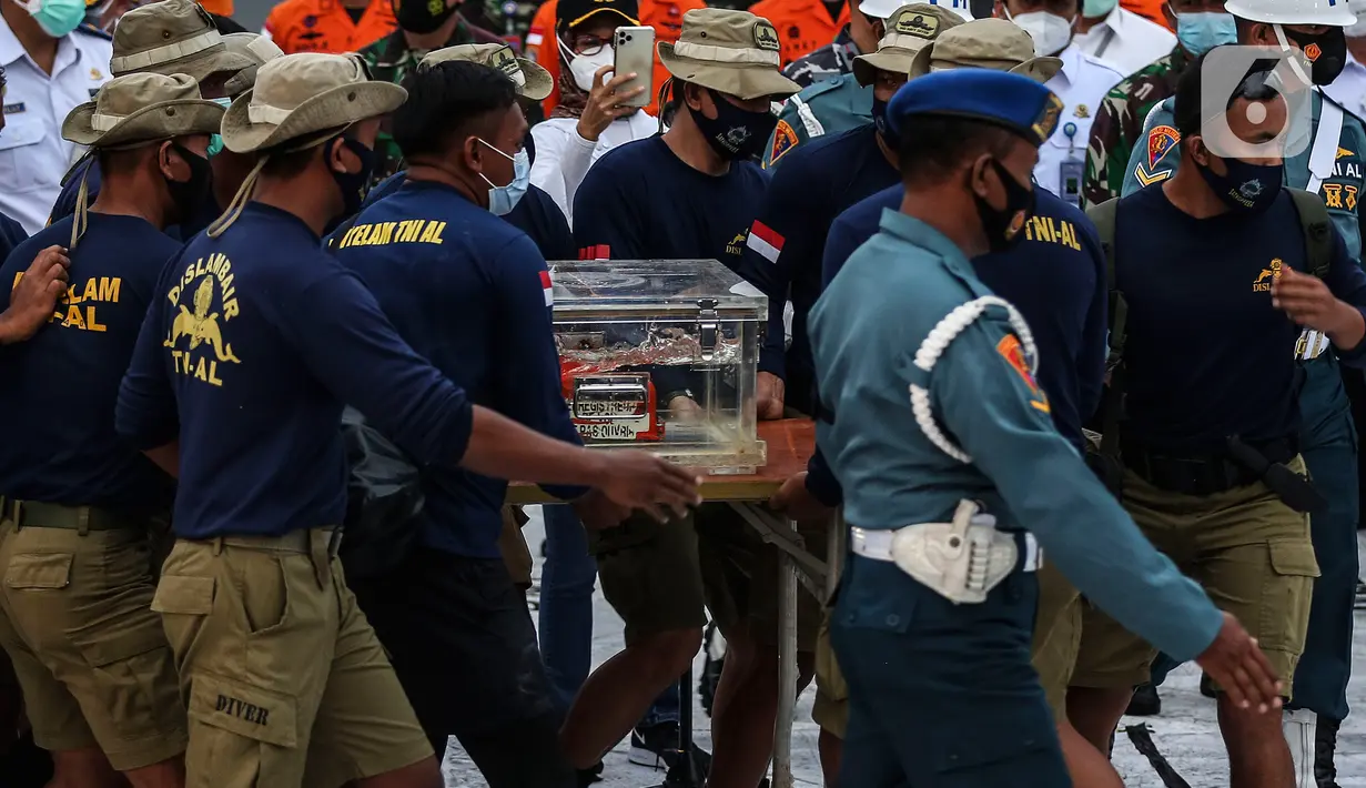 Anggota TNI AL membawa Black box atau kotak hitam pesawat Sriwijaya Air SJ 182 yang jatuh di Kepulauan Seribu di Dermaga JICT, Jakarta, Selasa (12/1/2021). (Liputan6.com/johan Tallo)