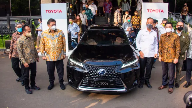 Menko Airlangga dalam kegiatan Penyerahan Simbolis Mobil Listrik Toyota sebagai Kendaraan Resmi Delegasi G20 pada KTT G20 Indonesia Tahun 2022 di Lobby Gedung Ali Wardhana Kemenko Perekonomian, Jakarta, Rabu (10/8/2022). ( Sumber ekon.go.id)