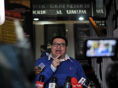 Pengacara Abdul Azis alias Daeng Azis, Razman Arif Nasution memberikan keterangan di Polda Metro Jaya, Jakarta, Jumat (26/2). Daeng Azis yang ditetapkan sebagai tersangka kasus prostitusi kembali mangkir dalam panggilan kedua. (Liputan6.com/Johan Tallo)