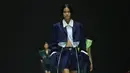 Beberapa desain utama termasuk blazer wol pendek dengan sentuhan modern, menonjolkan lengan dan saku yang diperbesar, namun dengan elemen ketidakteraturan halus — detail kusut kecil di sini, ruffle yang tidak terstruktur di sana.  [Dok/Adrian Utama P].