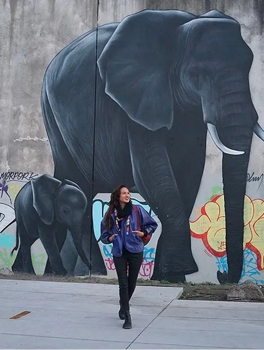 Perempuan 33 tahun itu sangat menikmati liburannya tahun ini. Bahkan, dalam salah satu fotonya, ia mengungkapkan hadiah paling berkesannya tahun ini. Menjelajah Wanaka bersama dengan ayahnya. (Instagram/nadinelist)