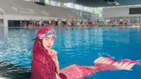 Selebgram Shindy Putri menyita perhatian netizen Tanah Air setelah mengunggah potret berkostum mermaid di akun Instagram terverifikasi, Selasa (20/6/2023).