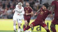 Leandro Paredes (kanan) berebut bola dengan Alex Jimenez di laga AS Roma vs AC Milan di Olimpico, Senin (19/05/2025). Alfredo Falcone/LaPresse via AP Photo.