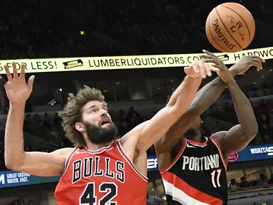 Pebasket Portland Trail Blazers, Ed Davis, berebut bola dengan pebasket Chicago Bulls, Robin Lopez, pada laga NBA di Stadion United Center, Selasa (2/1/2018). Bulls kalah dari Blazers dengan skor 120-124. (AP/David Banks)