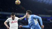 Gelandang Tottenham Hotspur Pierre-Emile Hojbjerg berebut bola dengan bek Manchester City Aymeric Laporte pada pekan ke-26 Liga Inggris di Etihad stadium, Minggu (20/2/2022) dinihari WIB. Manchester City takluk 2-3 dari tim tamu, Tottenham Hotspur.  (AP Photo/Jon Super)