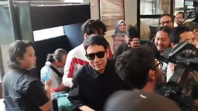 Desta mendengar penjelasan Andre Taulany soal perceraian