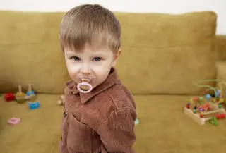 Kebiasaan terlalu lama memakai dot dapat membuat gigi tumbuh tidak rapi. (foto: jcomp/freepik)