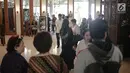 Kerabat melayat ke rumah duka mantan Menteri Ketenagakerjaan era Presiden Soeharto, Cosmas Batubara di Jalan Cidurian Nomor 3, Cikini, Jakarta, Kamis (8/8/2019). Saat meninggal dunia, Cosmas Batubara menjabat sebagai Direktur Utama PT Agung Podomoro Land Tbk (APLN). (Liputan6.com/Faizal Fanani)