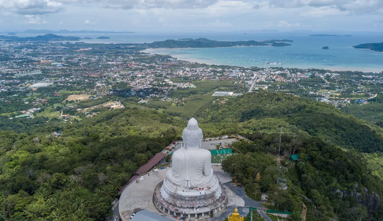 <p>Foto dari udara menunjukkan patung Buddha Raksasa di Phuket, Thailand, 14 September 2020. Phuket, pulau terbesar di Thailand, terletak di pantai barat negara tersebut di Laut Andaman. (Xinhua/Zhang Keren)</p>