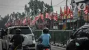 Kawasan Tebet, Jakarta pada Senin (2457/2023)  terlihat mulai ramai bendera parpol yang dipasang pada pembatas jalan. 
(Liputan6.com/Faizal Fanani)