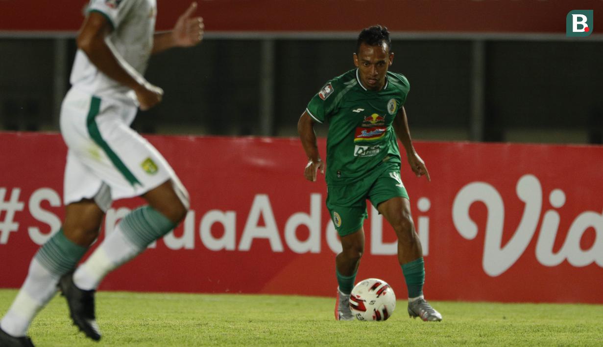 Irfan Jaya merupakan pemain teranyar dari Persebaya Surabaya yang bergabung bersama PS Sleman. Malah, ia meninggalkan Persebaya pada awal musim ini dengan langsung bergabung bersama Elang Jawa. (Bola.com/Ikhwan Yanuar)