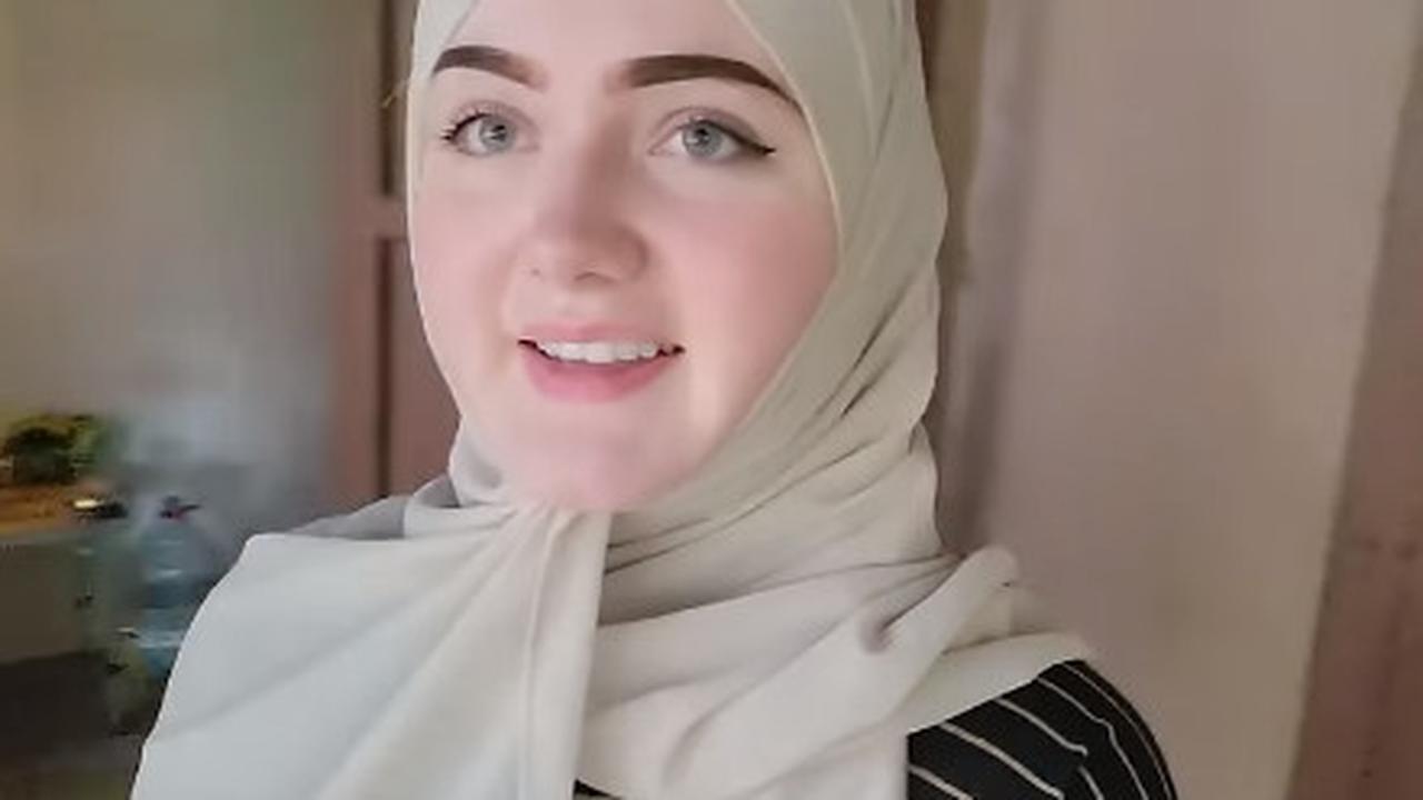 Bule Cantik Mualaf dari Amerika Belajar Ngulek Bikin Sambal Terasi 'Ini Baru Pertama Kali Seumur Hidup