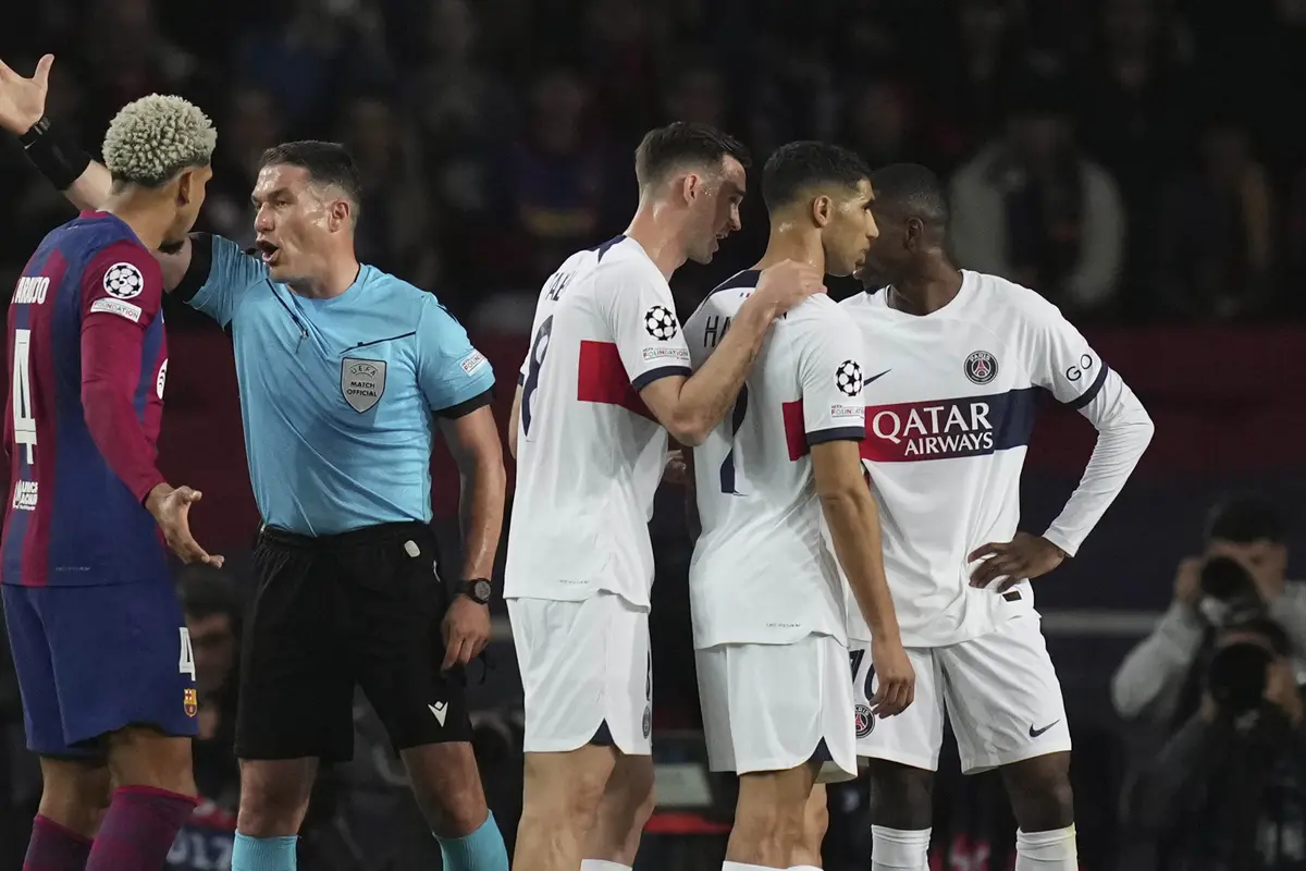 Foto: Petaka Xavi dan Ronald Araujo Dikartu Merah, Pahitnya Barcelona Disingkirkan PSG dari Liga Champions