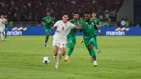 Pemain Timnas Indonesia, Rafael Struick (kiri) berebut bola dengan pemain Arab Saudi,&nbsp;Hassan Tambakti pada laga lanjutan putaran ketiga Grup C Kualifikasi Piala Dunia 2026 di Stadion Utama Gelora Bung Karno (SUGBK), Senayan, Jakarta, Selasa (19/11/2024). (Bola.com/Abdul Aziz)