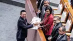 Menteri Keuangan Sri Mulyani (ketiga kanan) didampingi Wamenkeu Suahasil Nazara (keempat kanan) dan jajarannya menerima berkas pandangan Fraksi Gerindra dari anggota DPR Wihadi Wiyanto saat Rapat Paripurna membahas Rancangan Undang-Undang (RUU) APBN 2024 di Gedung Parlemen, Jakarta, Selasa (22/8/2023). Rapat tersebut beragendakan pandangan umum fraksi-fraksi atas RUU APBN TA 2024 beserta Nota Keuangannya dan penetapan keanggotaan fraksi-fraksi pada Alat Kelengkapan Dewan (Komisi/Badan) DPR RI Tahun Sidang 2023-2024. (Liputan6.com/Faizal Fanani)