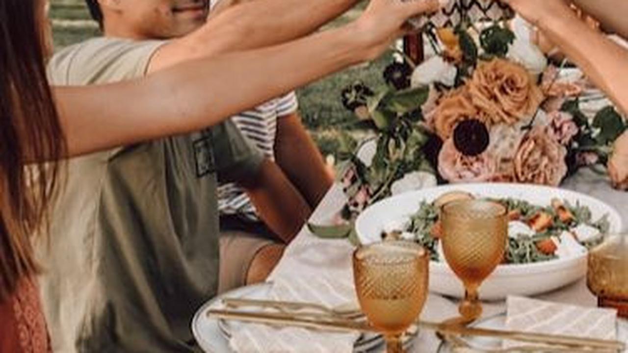 <b>50. "Tongkrongan adalah tempat di mana kehidupan bisa kita nikmati bersama. Bersama teman-teman keren ini, setiap momen menjadi berarti."</b>