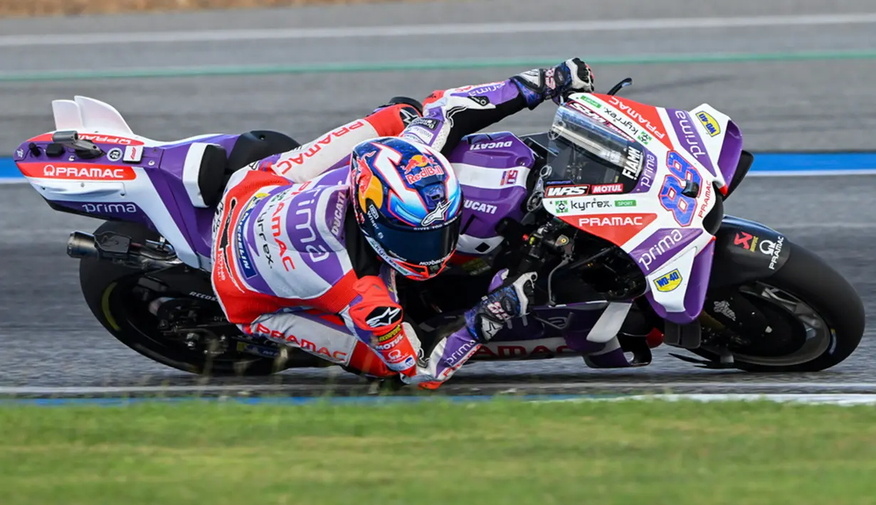 Keduanya lalu terlibat duel memperebutkan posisi terdepan. Sementara Francesco Bagnaia ikut meramaikan persaingan setelah melewati beberapa rider. (AP Photo/Kittinun Rodsupan)