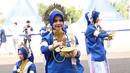 Sajian tarian yang berasal dari daerah Sulawesi Selatan pada acara pembukaan Yamaha Cup Race Seri 1 yang bertempat di Sirkuit Puncak Mario, Kabupaten Sidrap, Sulawesi Selatan. (Bola.com/Abdul Aziz)