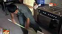Dua orang menderita luka bakar akibat tabung gas atau elpiji meledak di salah satu rumah warga di Makassar, Sulsel. Ledakan diduga akibat adanya selang gas yang bocor.