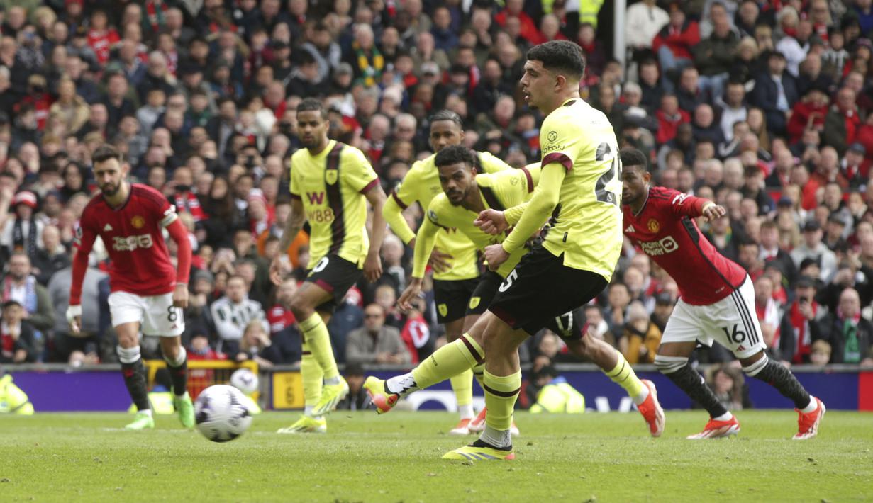 Striker Burnley, Zeki Amdouni mencetak gol penyeimbang 1-1 ke gawang Manchester United melalui eksekusi penalti pada laga pekan ke-35 Premier League 2023/2024 di Old Trafford Stadium, Manchester, Sabtu (27/4/2024). (PA via AP Photo/Ian Hodgson)